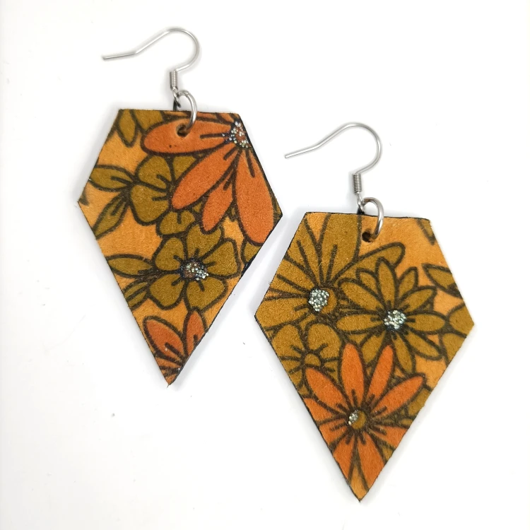 pomaranczowe-kolczyki-skorzane