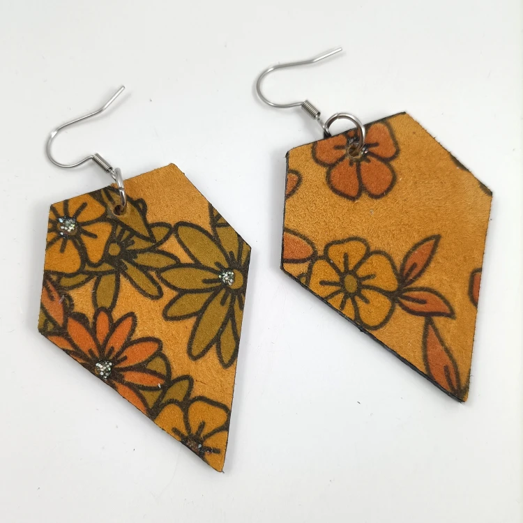 kolczyki-wiszace-ze-skory-naturalnej