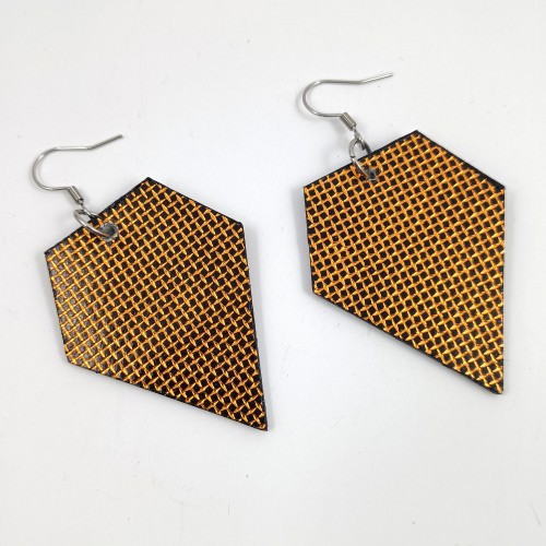 kolczyki-ze-skory-i-stali-chirurgicznej