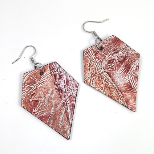 kolczyki-z-rozowej-skory