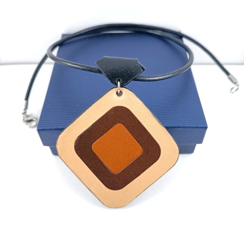 skorzany-naszyjnik-z-zawieszka