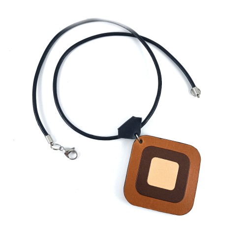 brazowa-zawieszka-na-rzemieniu