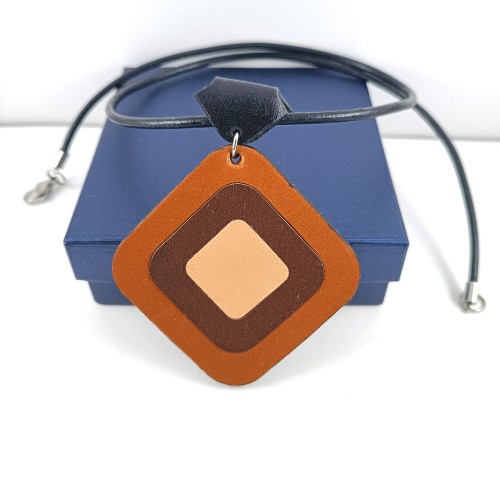 skorzany-naszyjnik-z-brazowa-zawieszka