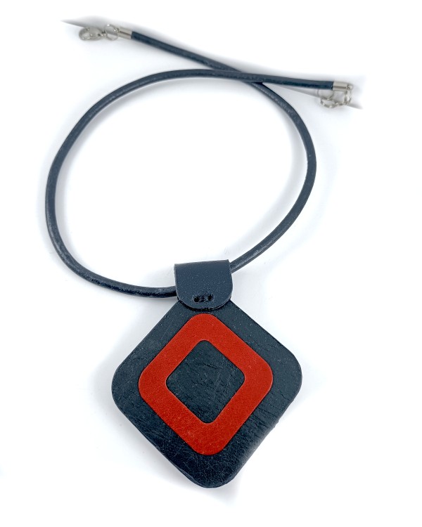 zawieszka-na-czarnym-rzemieniu