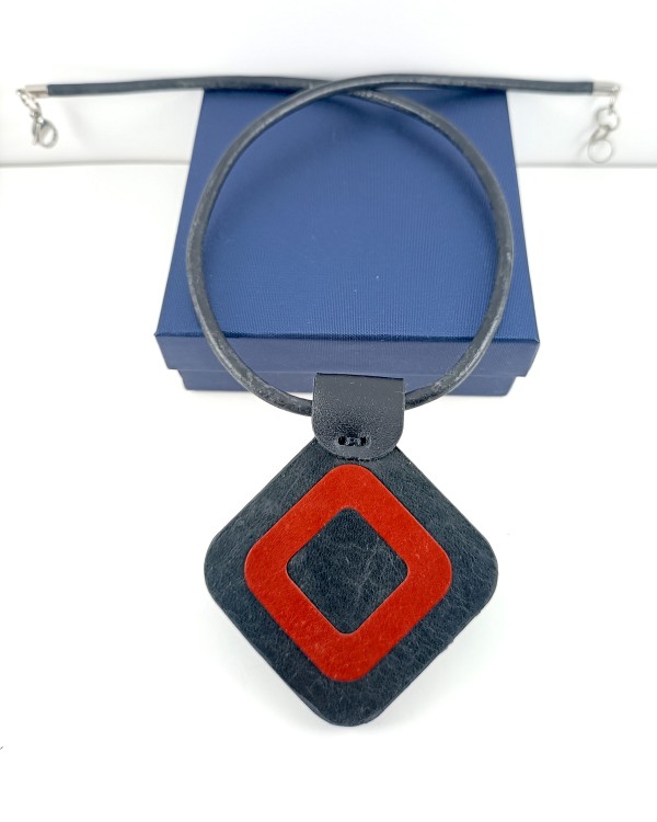 czarno-czerwona-zawieszka-skorzana