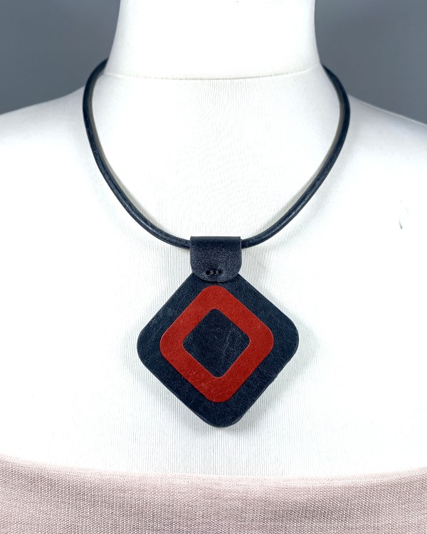 leather-necklace-with-pendant