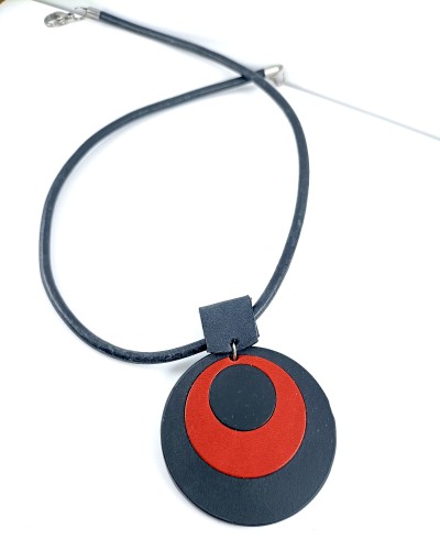 czarno-czerwona-zawieszka-na-rzemieniu