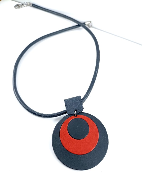 czarno-czerwona-zawieszka-na-rzemieniu