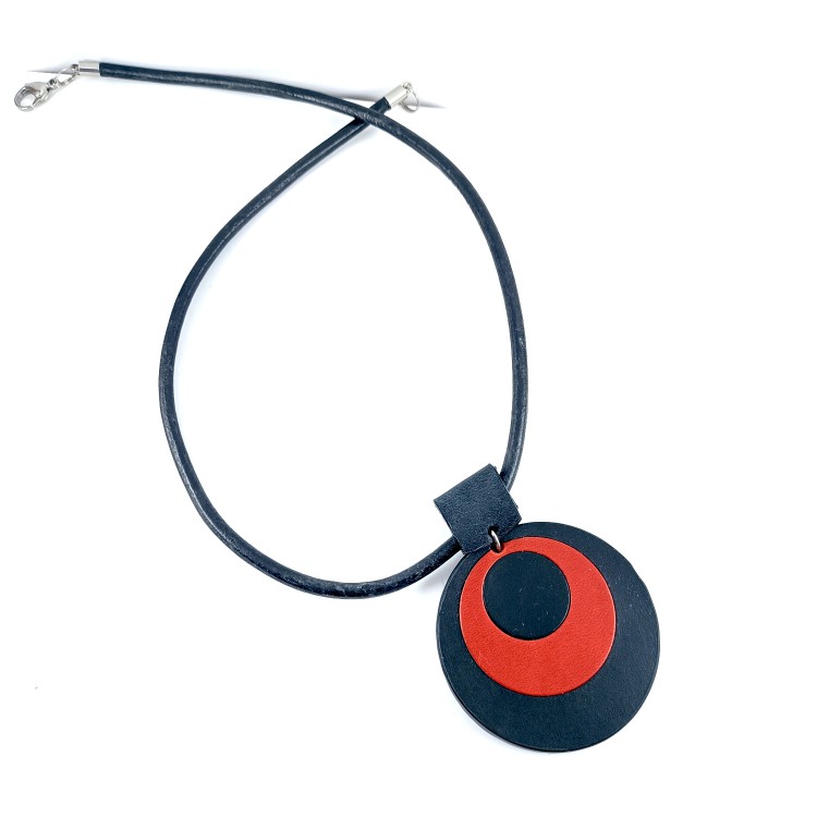 czarny-rzemyk-z-wisorkiem