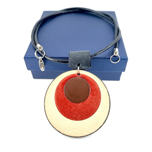 bezowa-skorzana-zawieszka-na-rzemieniu