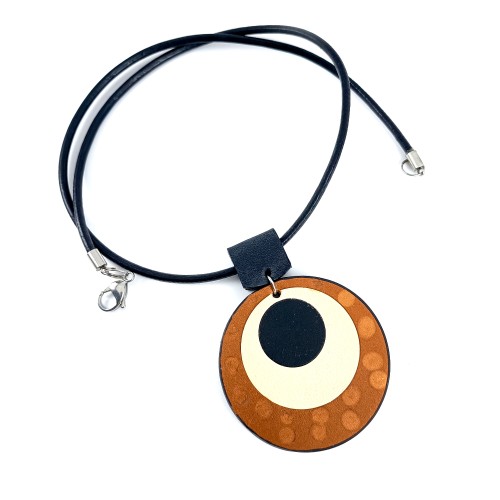 brazowa-okragla-zawieszka-na-czarnym-rzemieniu