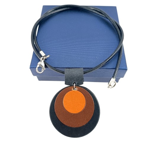 czarno-brazowa-zawieszka-na-rzemyku