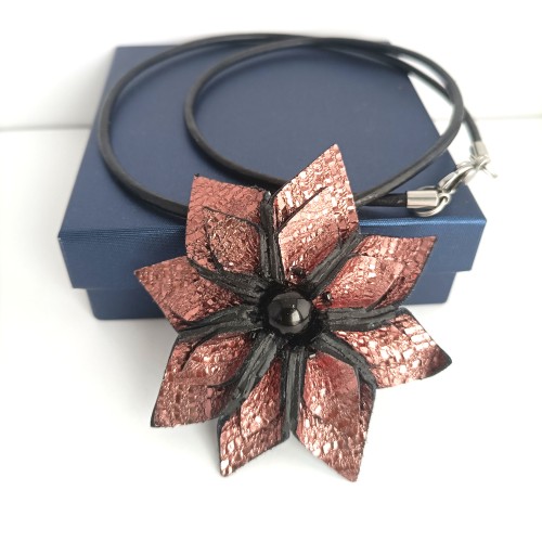 rozowy-kwiatowy-naszyjnik-z-naturalnej-skory