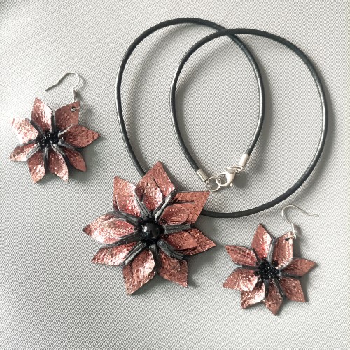 zestaw-bizuterii-skorzanej-rozowe-kwiaty-handmade