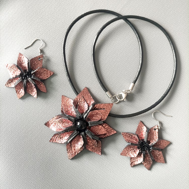zestaw-bizuterii-skorzanej-rozowe-kwiaty-handmade