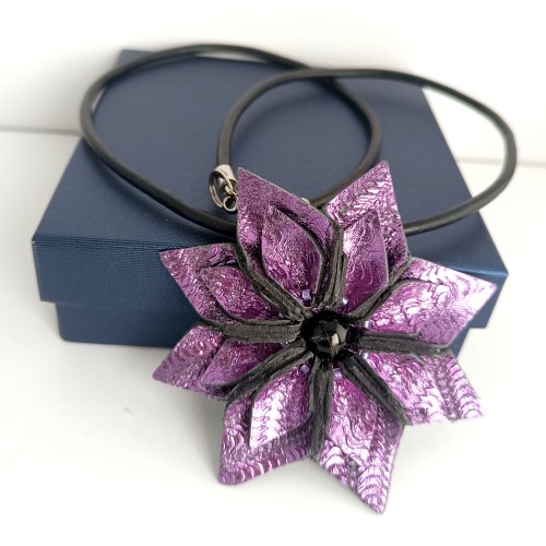 naszyjnik-zskorzany-z-fioletowym-kwiatkiem