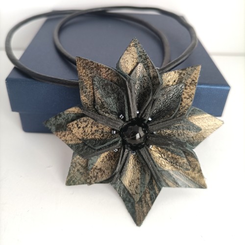 naszyjnik-z-naturalnej-skory-kwiat-zawieszka