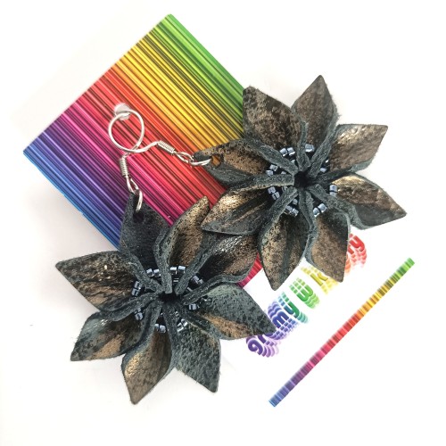 Kolczyki-skorzane-kwiaty-ganatowo-zlote