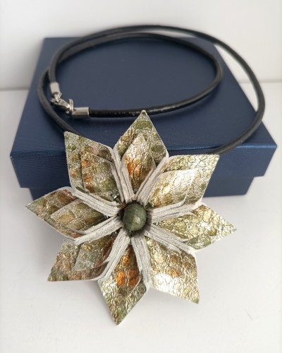naszyjnik-kwiatowy-z-naturalnej-skory