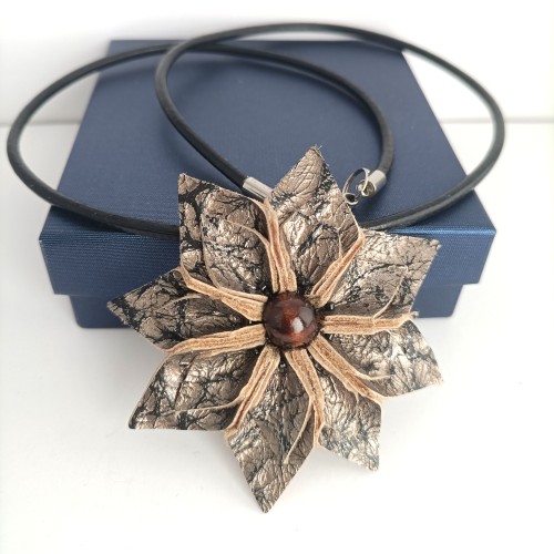 naszyjnik-skórzany-kwiat-czarno-zloty