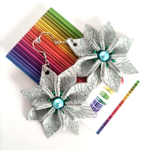 skorzane-kolczyki-kwiatki-szaro-zielone