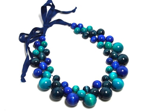 naszyjnik-z-drewna-niebieski