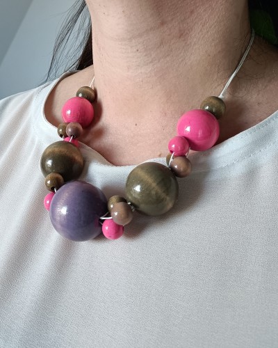 naszyjnik-z-korali-drewnianych-szaro-rozowy