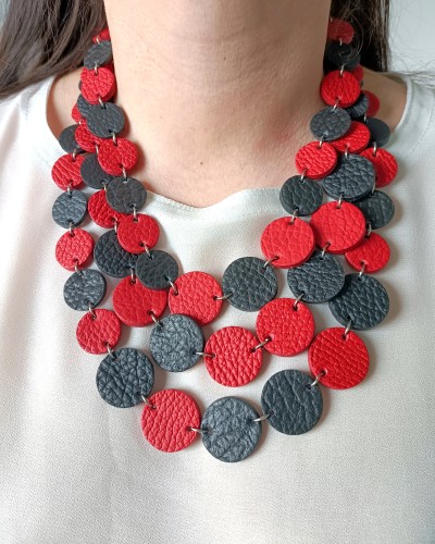 naszyjnik-skorzany-kaskada-trzysznurowy-czerwono-czarny (1).jpg