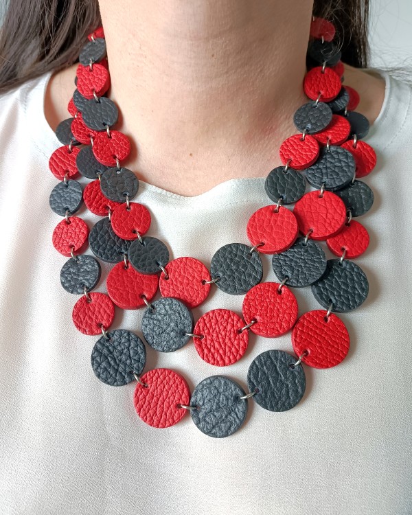 naszyjnik-skorzany-kaskada-trzysznurowy-czerwono-czarny (1).jpg