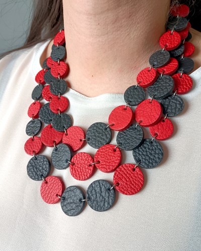 naszyjnik-skorzany-kaskada-trzysznurowy-czerwono-czarny (2).jpg