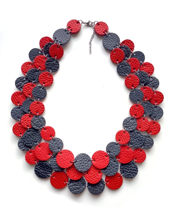 naszyjnik-skorzany-kaskada-trzysznurowy-czerwono-czarny (3).jpg