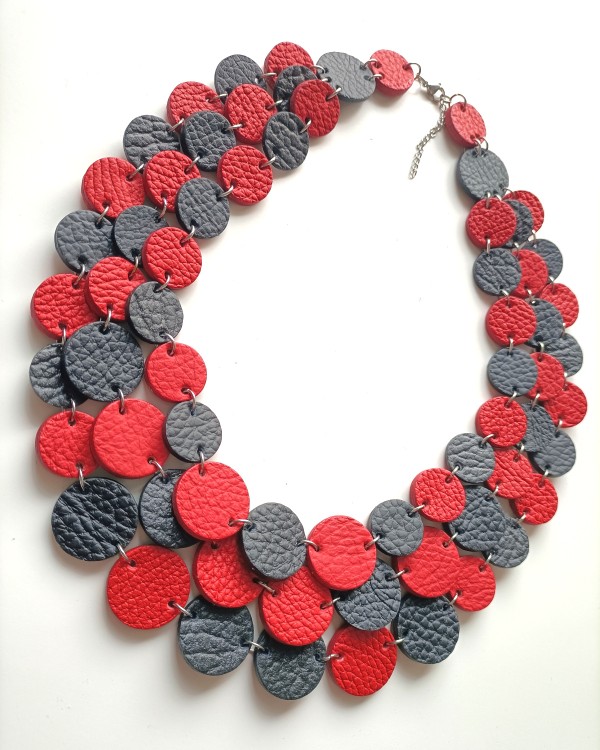 naszyjnik-skorzany-kaskada-trzysznurowy-czerwono-czarny (4).jpg