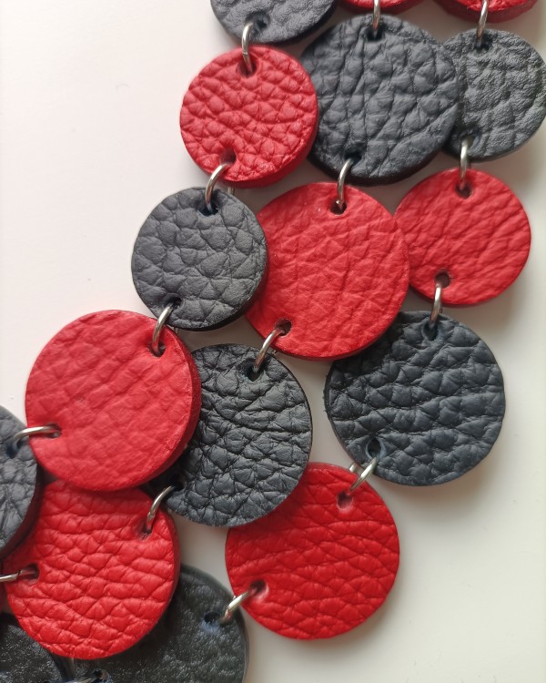 naszyjnik-skorzany-kaskada-trzysznurowy-czerwono-czarny (5).jpg