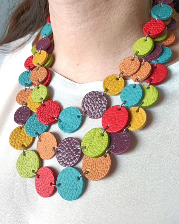 naszyjnik-skorzany-trzysznurowy-kaskada-teczowy (1).jpg