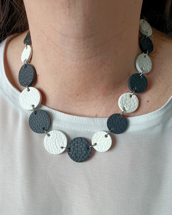 naszyjnik-skorzny-kaskada-czrno-bialy-jednosznurowy (1).jpg