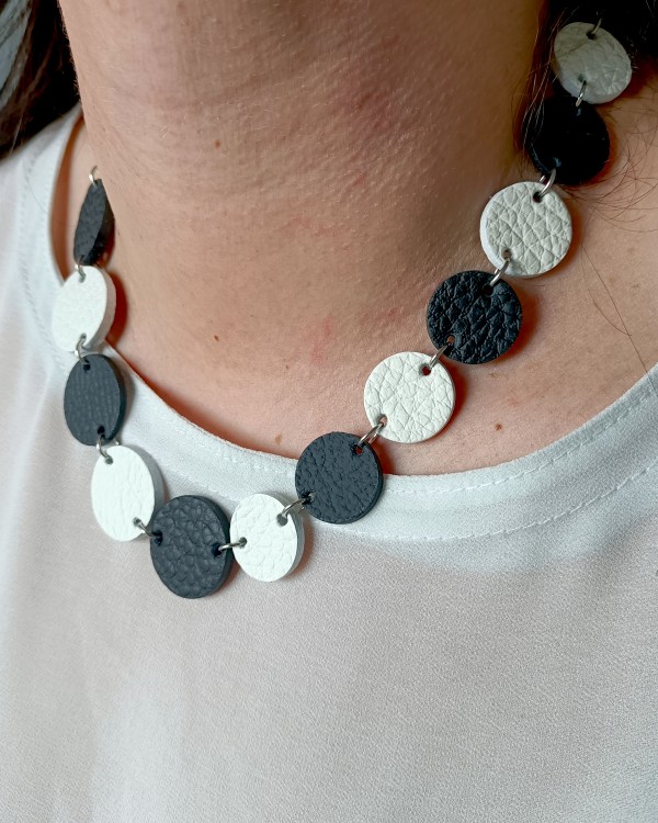 naszyjnik-skorzny-kaskada-czrno-bialy-jednosznurowy (2).jpg