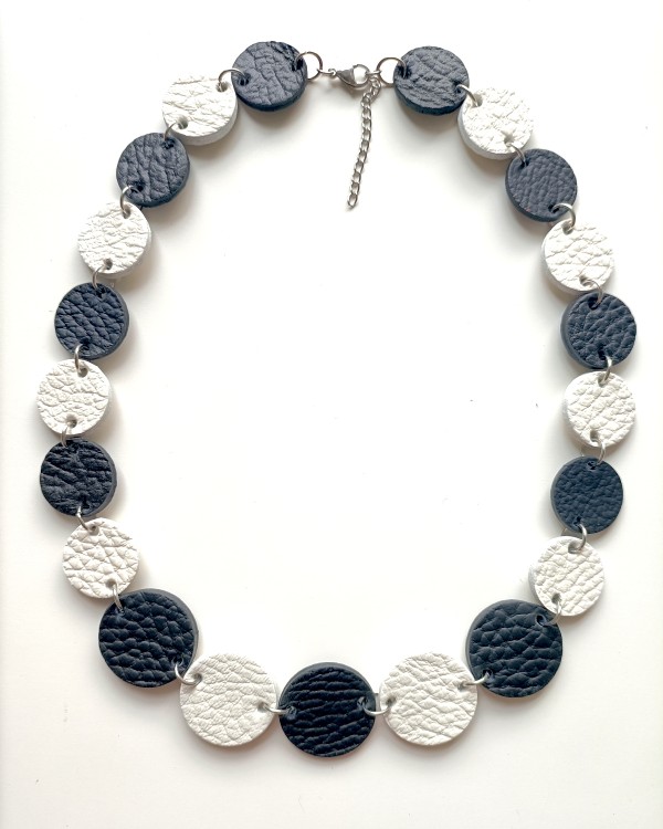 naszyjnik-skorzny-kaskada-czrno-bialy-jednosznurowy (3).jpg