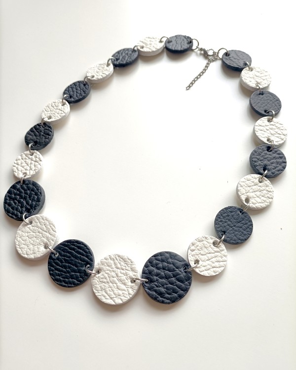 naszyjnik-skorzny-kaskada-czrno-bialy-jednosznurowy (4).jpg