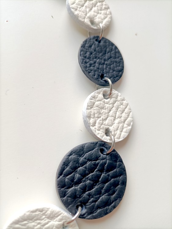 naszyjnik-skorzny-kaskada-czrno-bialy-jednosznurowy (5).jpg