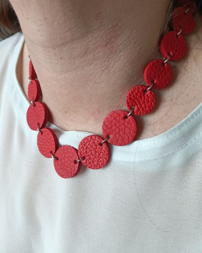 naszyjnik-skorzany-jednowarstwowy-kaskad-czerwony (1).jpg