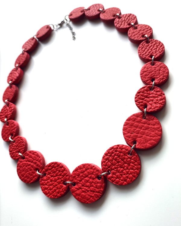 naszyjnik-skorzany-jednowarstwowy-kaskad-czerwony (3).jpg