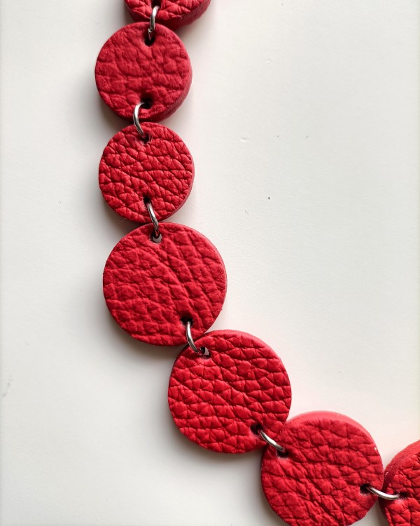 naszyjnik-skorzany-jednowarstwowy-kaskad-czerwony (4).jpg