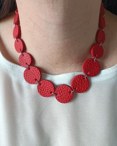 naszyjnik-skorzany-jednowarstwowy-kaskad-czerwony (5).jpg