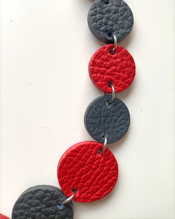 naszyjnik-skorzany-jednowarstwowy-kaskad-czarno-czerwony (1).jpg