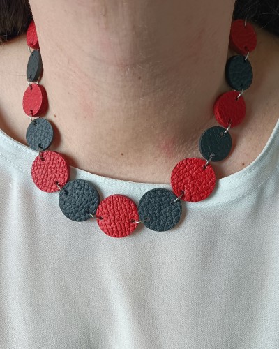 naszyjnik-skorzany-jednowarstwowy-kaskad-czarno-czerwony (2).jpg