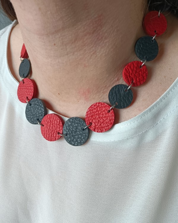naszyjnik-skorzany-jednowarstwowy-kaskad-czarno-czerwony (3).jpg