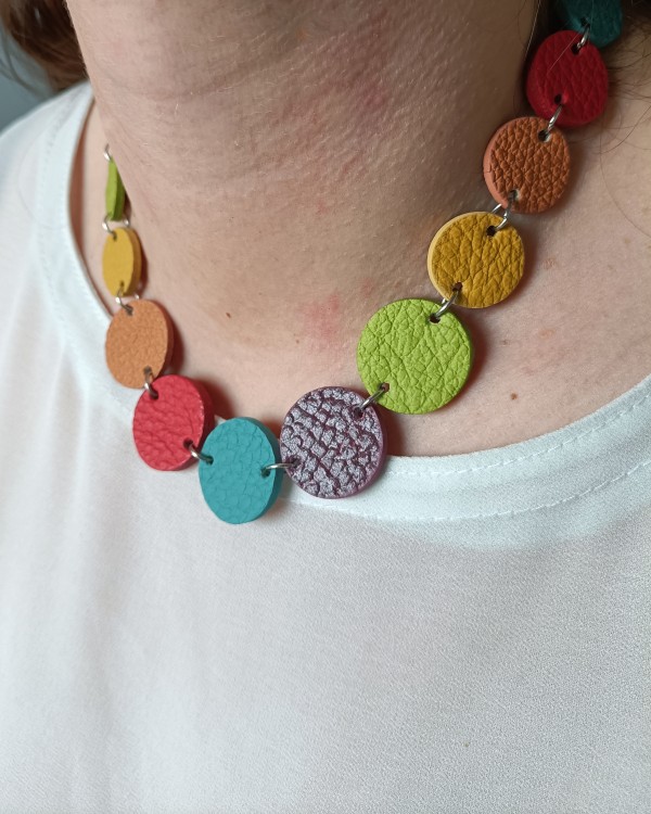 naszyjnik-skorzany-jednowarstwowy-kaskada-teczowy (1).jpg