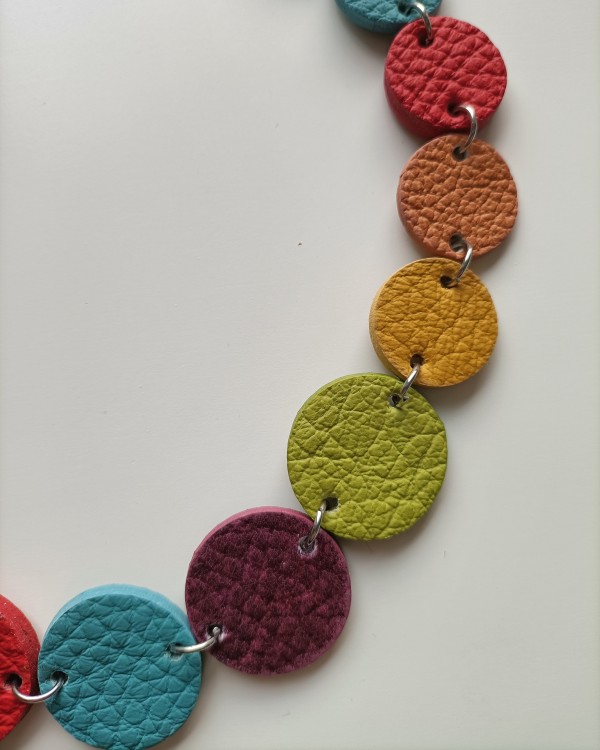 naszyjnik-skorzany-jednowarstwowy-kaskada-teczowy (4).jpg