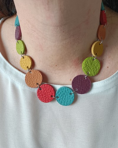 naszyjnik-skorzany-jednowarstwowy-kaskada-teczowy (5).jpg