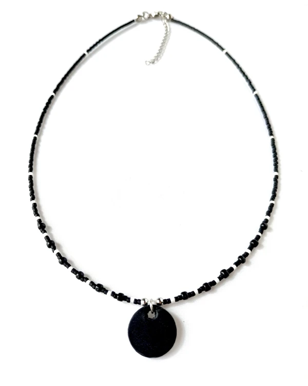 minimalistyczny-naszyjnik-ze-skorzana-zawieszka-noir.jpg